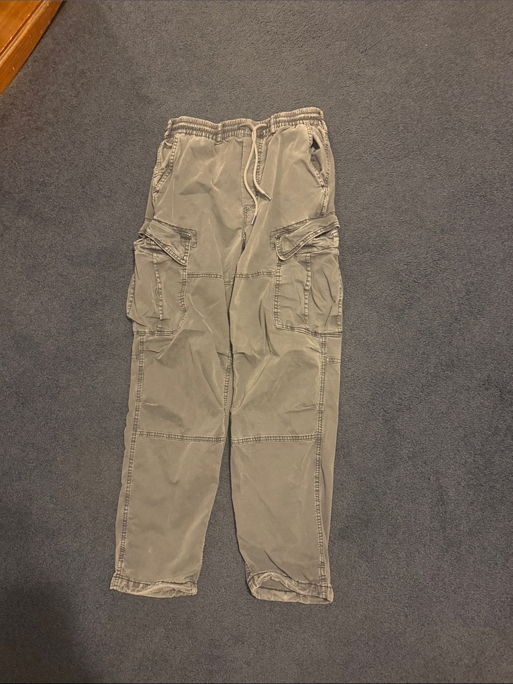 American Eagle Outfitters Men's Olive Cargo Pants with Drawstring